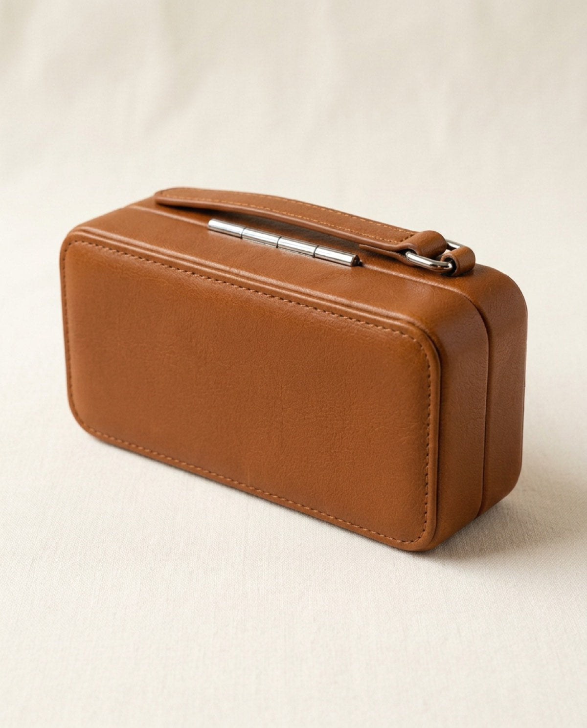 Hatton Hard Glasses Case, steel hinge detail