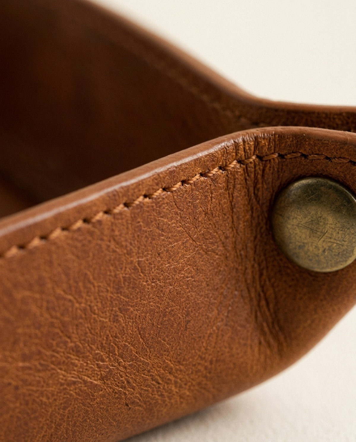 Hatton Valet Tray, leather detail