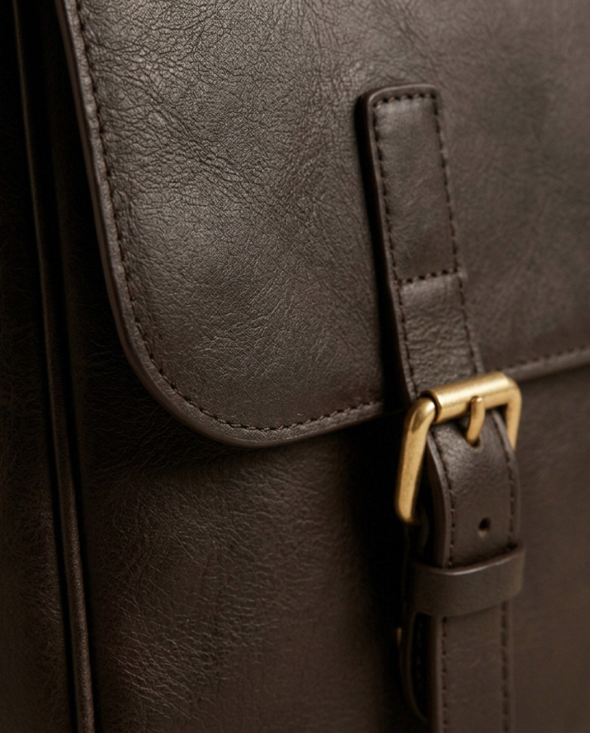 Marylebone Flap Messenger, leather detail
